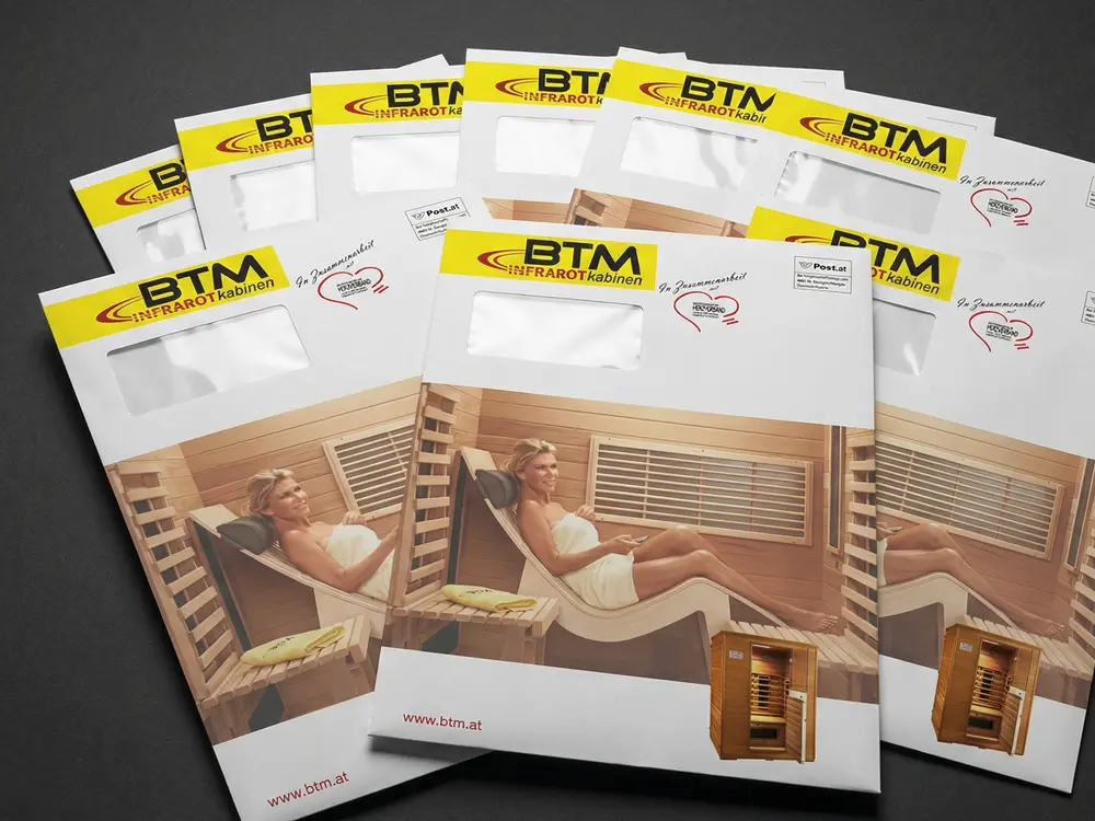 Hochwertig bedruckte Versandtaschen mit Sichtfenster für Werbeunterlagen und Werbematerial im Format C4 oder B4.