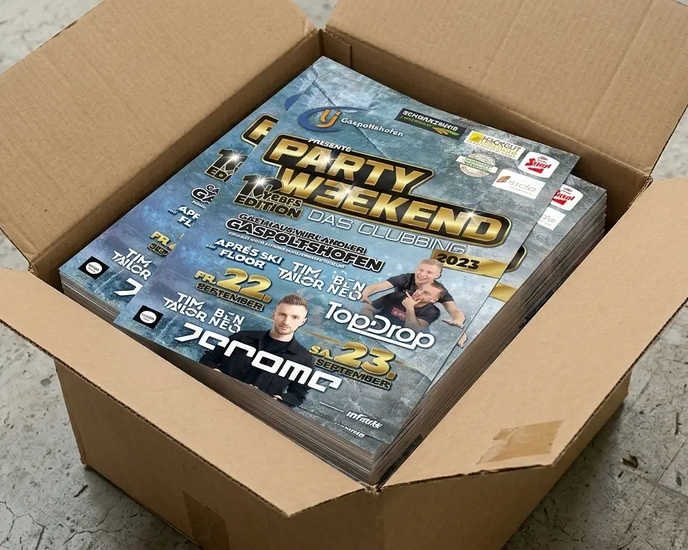 Individuell bedruckte Eventflyer in einem Versandkarton – hochwertiger Flyerdruck für Veranstaltungen und Partys als effektives Werbemittel.