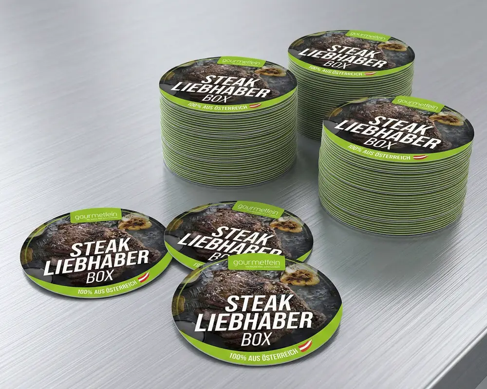 Gourmetfein Produktaufkleber & Branding Sticker aus Österreich. Gedruckt auf klassischem Haftpapier. Unübersehbare Werbeaufkleber für Packaging und Verpackungs-Branding.