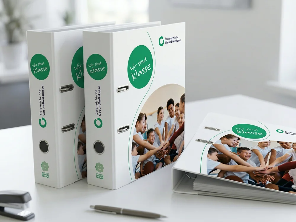 Individuell bedruckte Ordner mit 8cm Rückenbreite und Griffloch, gefertigt im hochwertigen 4c Digitaldruck als langlebige Branding-Lösung.