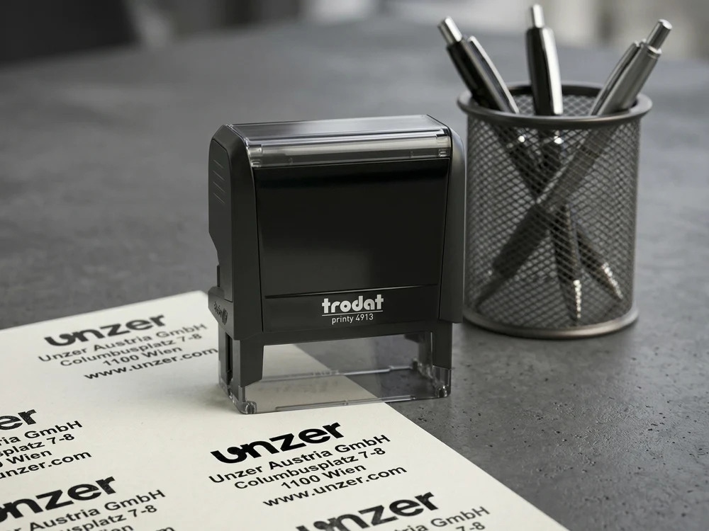 Personalisierte Trodat Printy Stempel mit präzise lasergravierter Stempelplatte für den mobilen Einsatz als Adress- oder Firmenstempel.