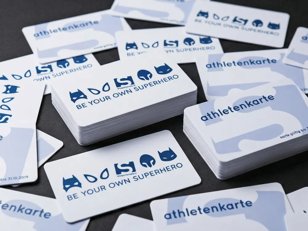 Hochwertige Kundenkarten aus Hart-PVC mit beidseitig farbigem Aufdruck, Unterschriftenfeld und Personalisierung für professionelle Kundenbindungsprogramme.