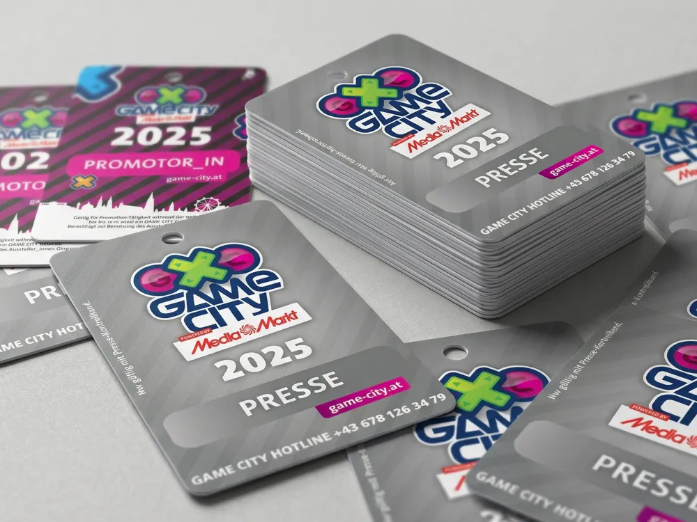 Plastikkarten mit individueller Stanzform als Ausweisekarten für Events und Messen mit individueller Lochung und beidseitigem Druck.