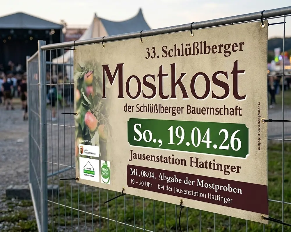 Robustes Banner für Festival-Veranstaltungswerbung an einem Bauzaun – Werbebanner von infinite für den Einsatz bei Großveranstaltungen.