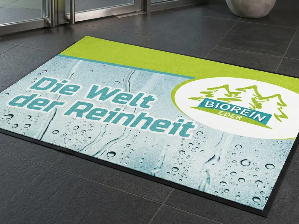 Outdoor-Fußmatten für höhere Beanspruchung und Einsatz im Außenbereich aus 100% Monofilament mit UV-beständigem Logoaufdruck.