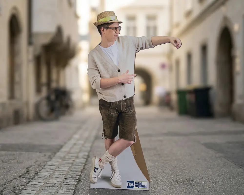 Professionelle Figurenaufsteller für den Tips Zeitungsverlag von infinite – Werbewirksame Pappaufsteller mit Rückensteher online drucken.