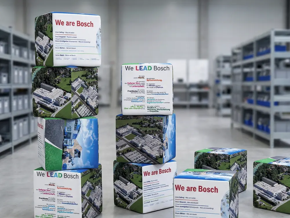 Individuell bedruckte Wechselbezüge für Sitzwürfel in verschiedenen Größen für Events und Messen, ressourcenschonend zum Nachbestellen.