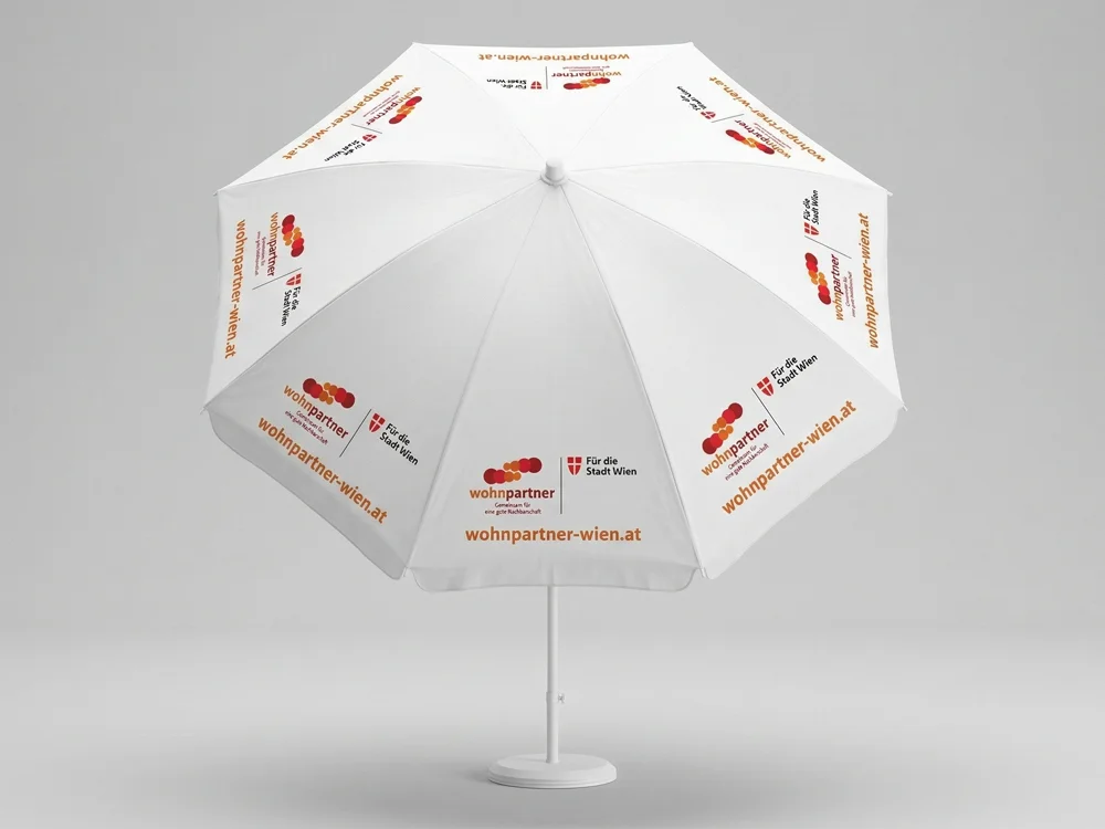 Klassische Sonnenschirme mit 8-teiligem Schirmbezug und hochwertigem 4c Druck auf dem Schirm und Volant für ein rundherum sichtbares Branding.