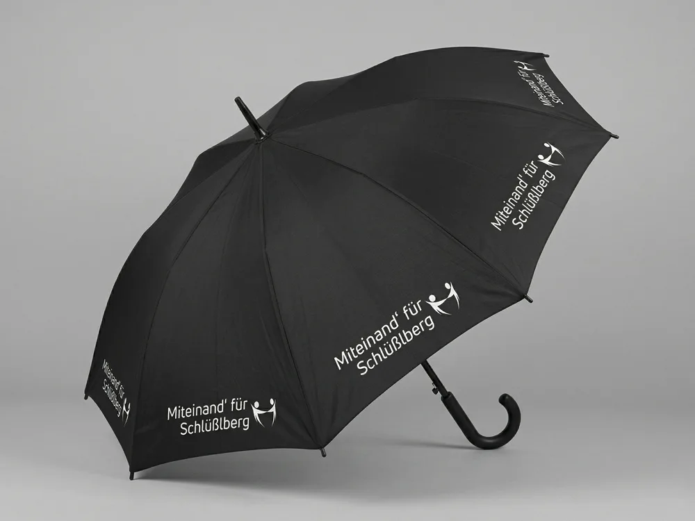 Hochwertige Automatikschirme mit Firmenbranding und extragroßer Werbefläche für einen auffallenden, professionellen Werbeeffekt.