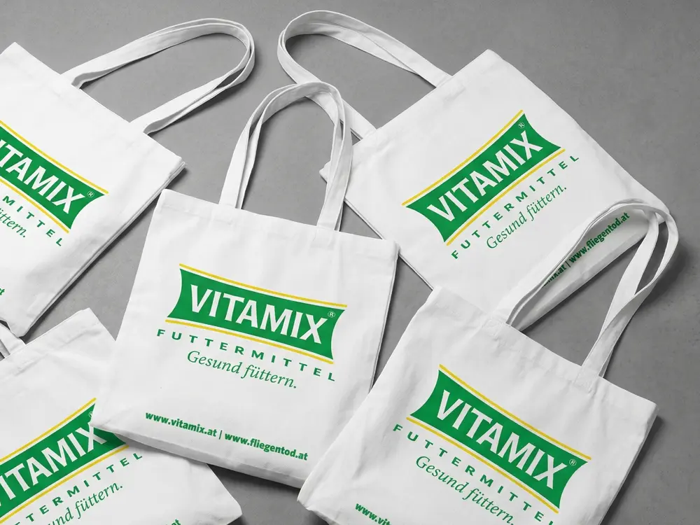 Hochwertige Baumwoll-Werbetaschen mit 70cm Langhenkel zum bequemen Umhängen, individuell bedruckt im Firmendesign für Kunden und Mitarbeiter.