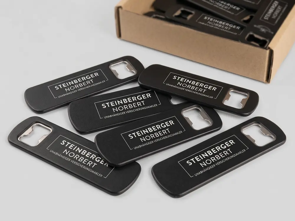 Preiswerte Bieröffner mit Logoaufdruck bestellen in verschiedenen Farben für Gastronomie und Merch.