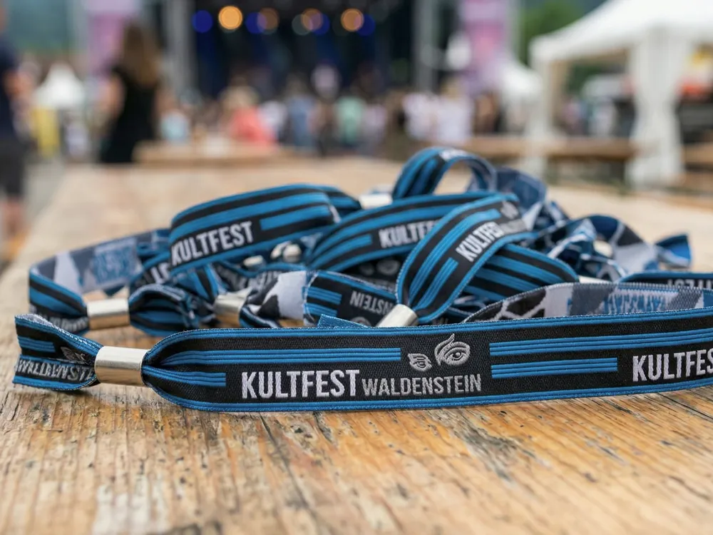 Einlass-Kontrollbänder aus hochwertigem Polyestergarn mit individuell gewebtem Motiv und klassischer Alu-Plombe.