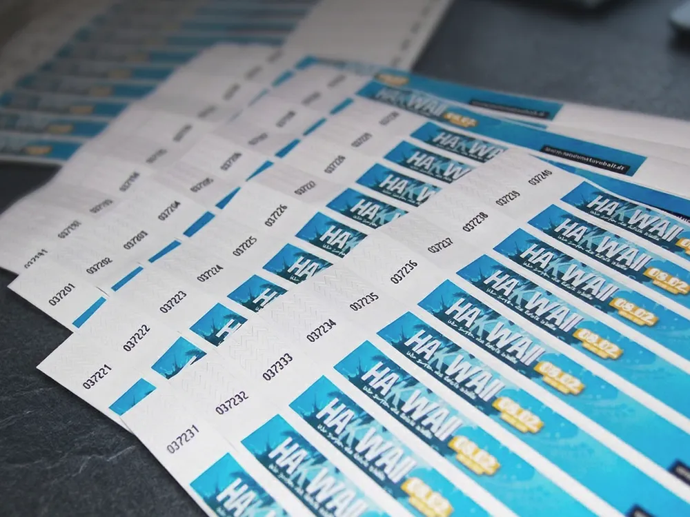 Tyvek-Einlassbänder mit vollflächigem 4c Aufdruck für auffallendes Branding auf Events, Messen und Bällen in brillanten Farben.