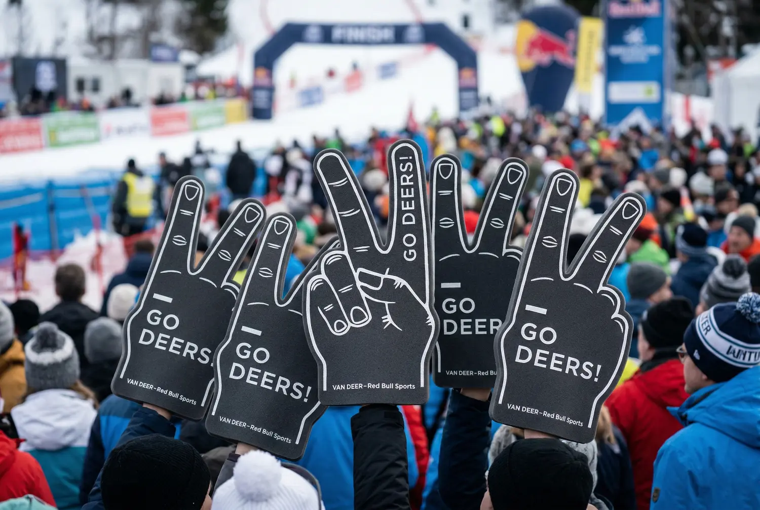 Produktion von bedruckten Schaumstoffhänden und Fan-Equipment für VAN DEER-Red Bull Sports: Event-Merchandising und Sonderanfertigungen durch die Agentur infinite.