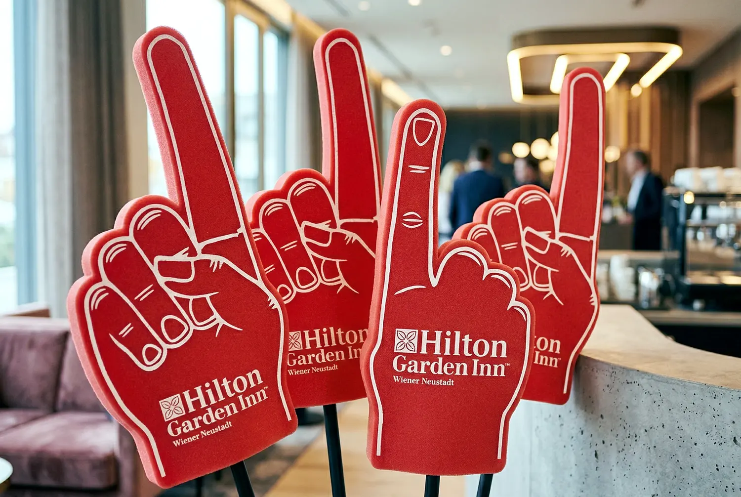 Umsetzung von bedruckten Schaumstoffhänden für Events der Hotelkette Hilton Garden Inn: Produktion von individuellem Event-Merchandising durch infinite.