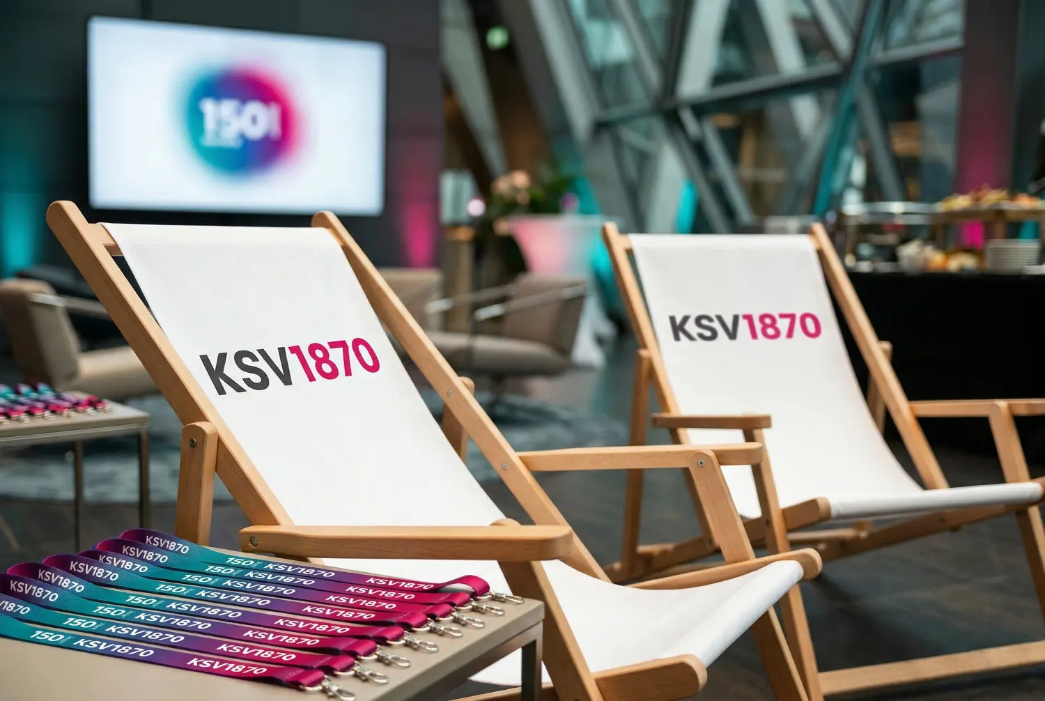 Eventausstattung zum 150-jährigen Jubiläum des KSV1870: Produktion von bedruckten Liegestühlen und individuellen Werbeartikeln durch infinite.